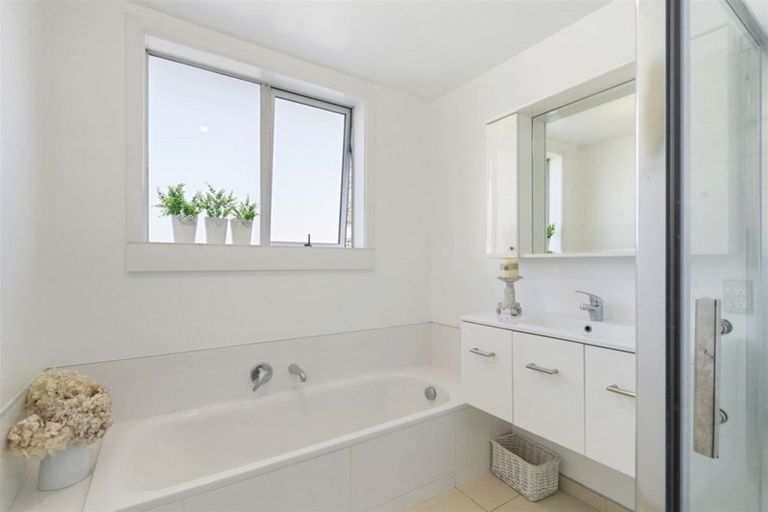 Photo of property in 15 Strowan Road, Strowan, Christchurch, 8052