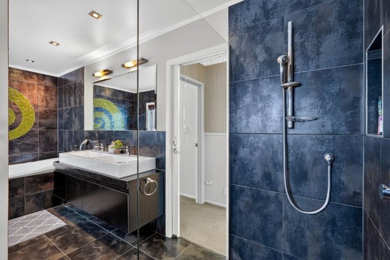 Photo of property in 873 Waitakere Road, Kumeu, 0891