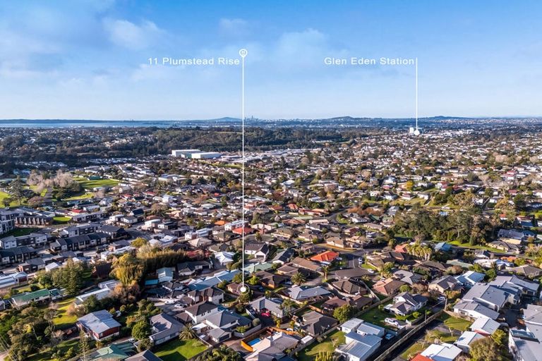 Photo of property in 11 Plumstead Rise, Glen Eden, Auckland, 0602