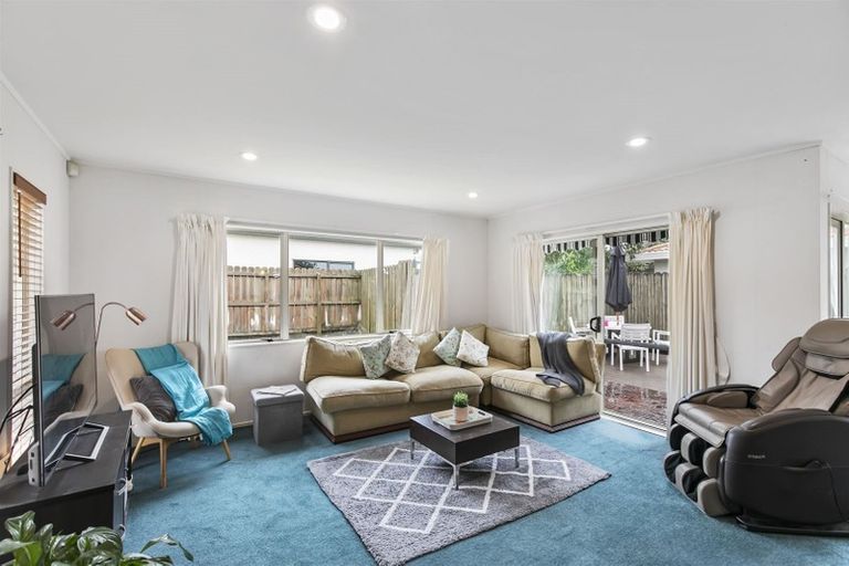 Photo of property in 2/1 Mossop Rise, Glenfield, Auckland, 0629