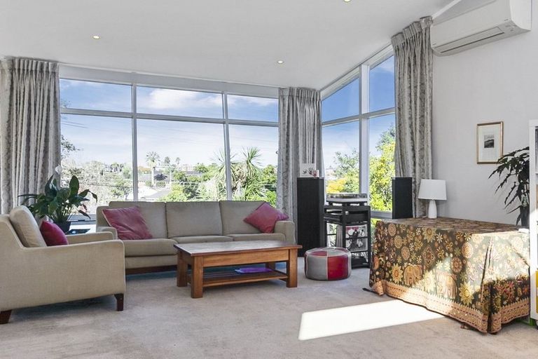 Photo of property in 2 Roberts Avenue, Belmont, Auckland, 0622