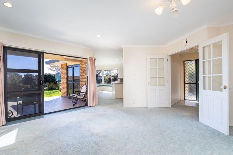 Photo of property in 5 Karina Road, Merrilands, New Plymouth, 4312