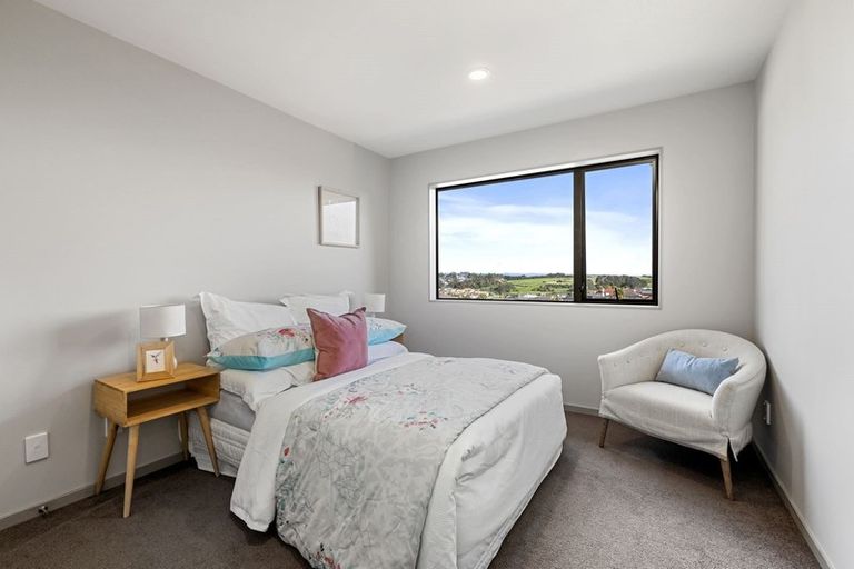 Photo of property in 33 Kilkelly Avenue, Pinehill, Auckland, 0632