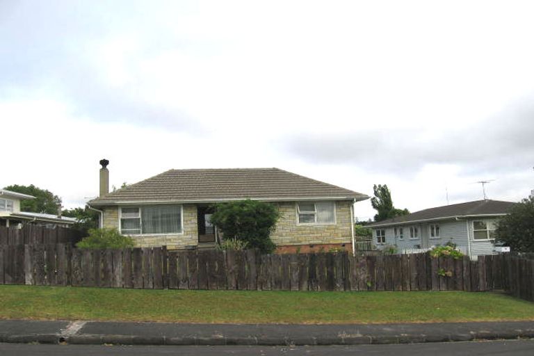 Photo of property in 15 Kaikoura Street, Henderson, Auckland, 0612