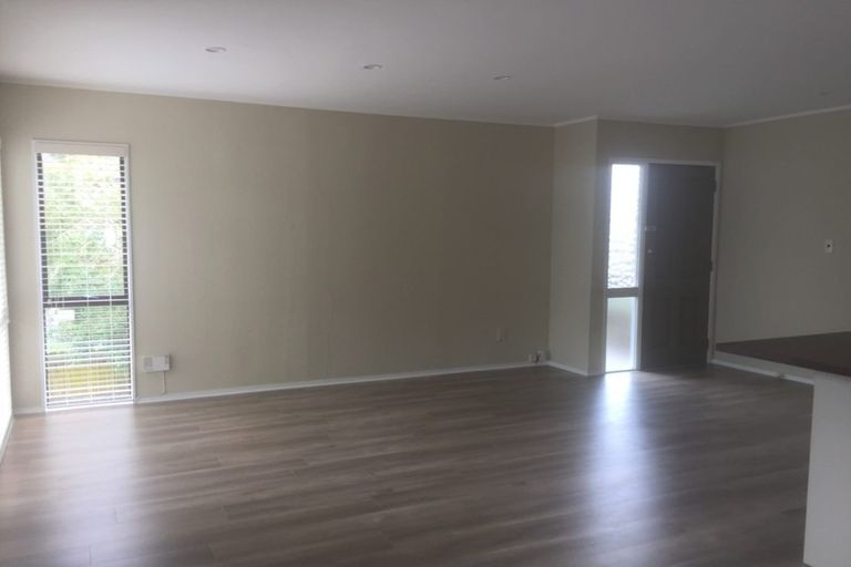 Photo of property in 2 Louise Place, West Harbour, Auckland, 0618