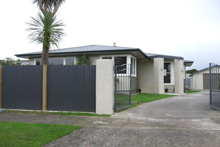 Photo of property in 15 Rhodes Drive, Kelvin Grove, Palmerston North, 4414