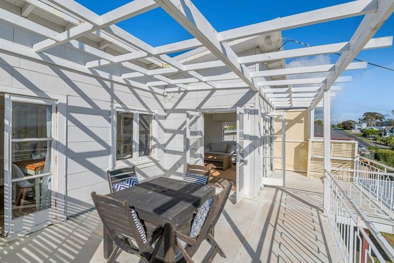 Photo of property in 43 Surf Road, Stanmore Bay, Whangaparaoa, 0932