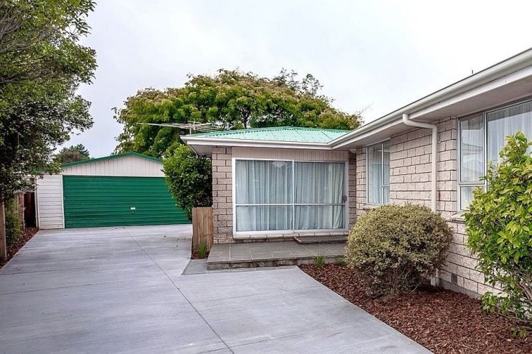 Photo of property in 28 Royal Park Drive, Parklands, Christchurch, 8083