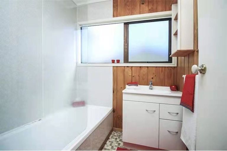 Photo of property in 1/20 Yeovil Road, Te Atatu Peninsula, Auckland, 0610