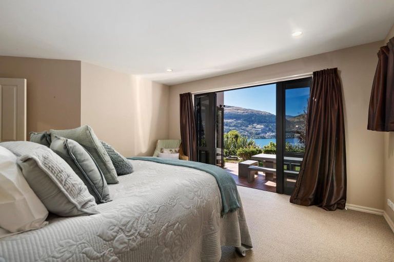Photo of property in 17 Milward Place, Kelvin Heights, Queenstown, 9300