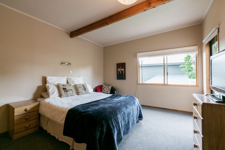 Photo of property in 17 Busby Hill, Havelock North, 4130