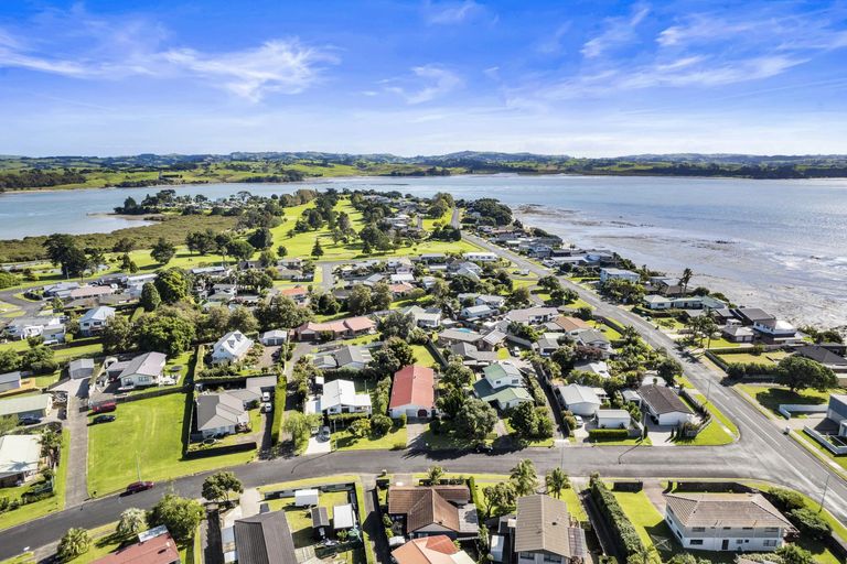 Photo of property in 8 Taihiki Road, Clarks Beach, 2122