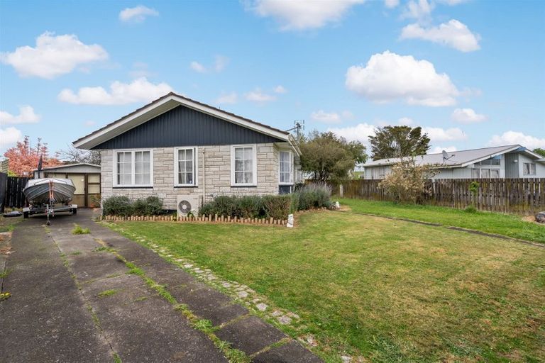 Photo of property in 14 Joanne Place, Rosehill, Papakura, 2113