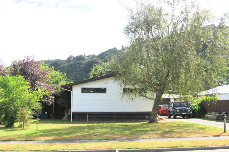 Photo of property in 63 Gemstone Drive, Birchville, Upper Hutt, 5018