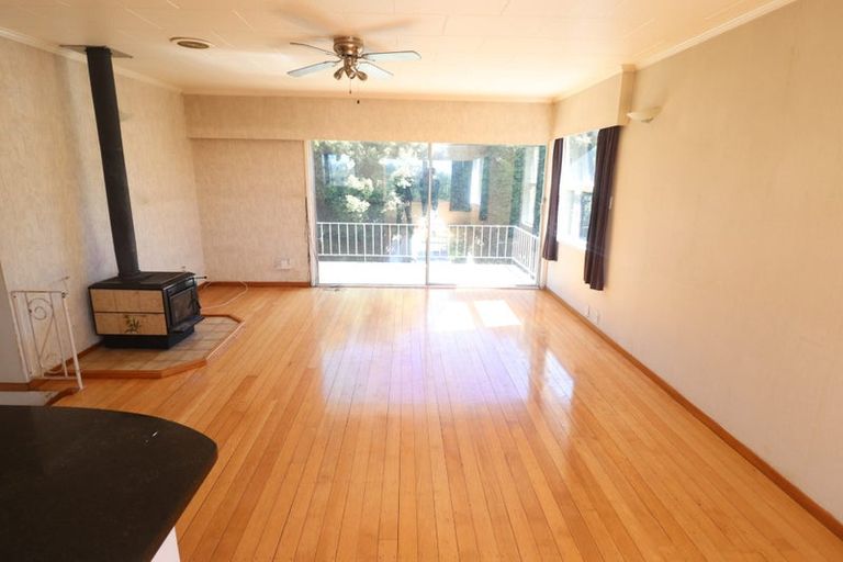 Photo of property in 11 Ellice Road, Totara Vale, Auckland, 0629