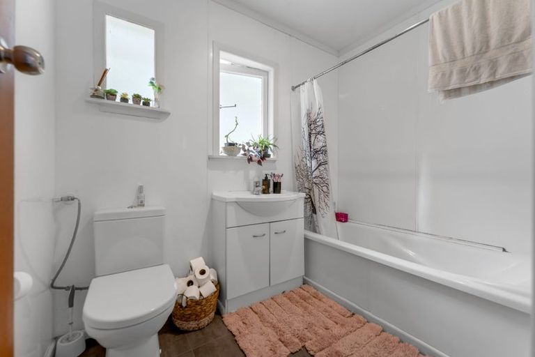 Photo of property in 48 Sutton Crescent, Papakura, 2110