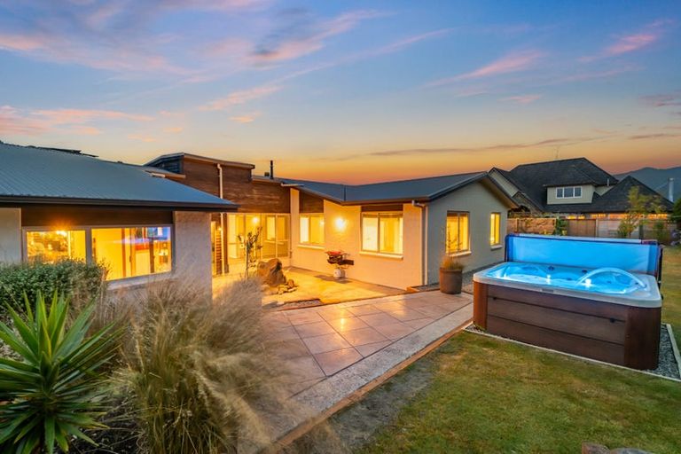 Photo of property in 41 Mount Marua Way, Timberlea, Upper Hutt, 5018