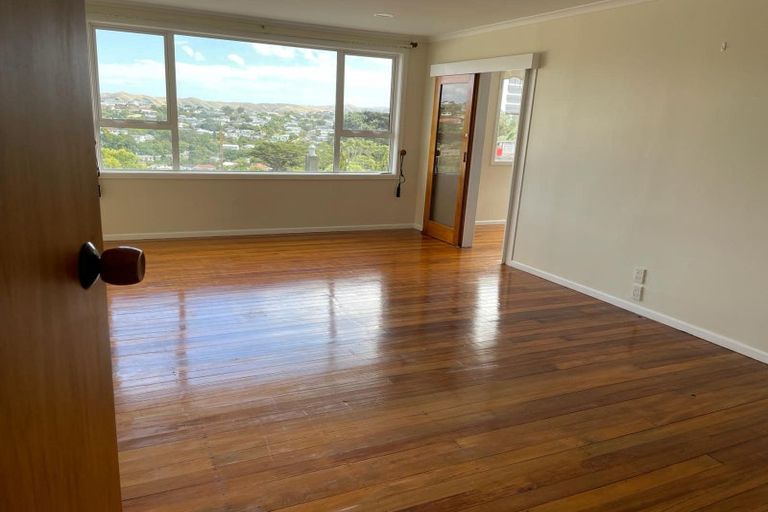 Photo of property in 16 Turville Crescent, Newlands, Wellington, 6037