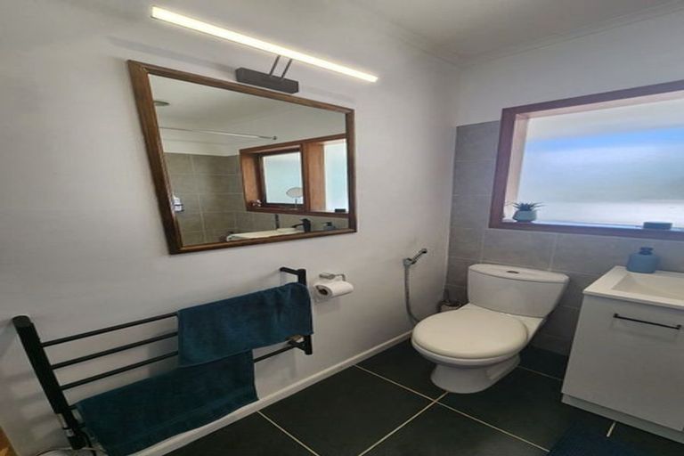 Photo of property in 92 Ruskin Road, Newlands, Wellington, 6037