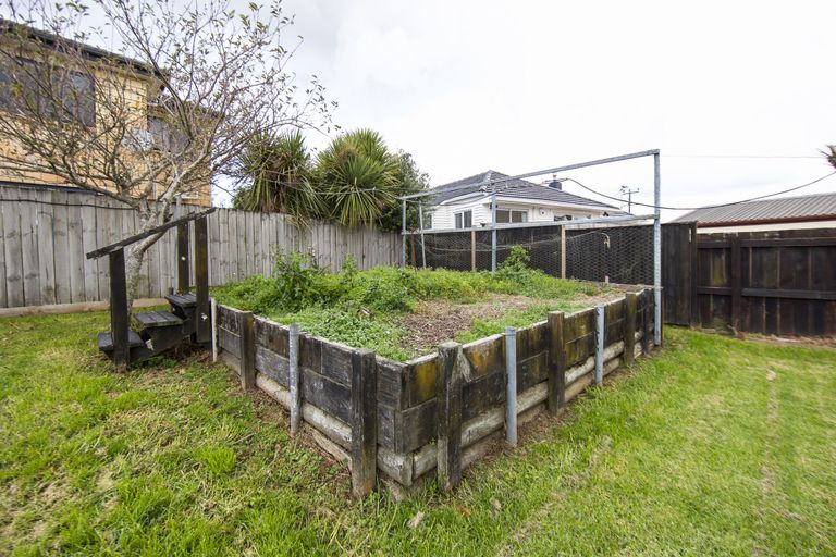 Photo of property in 276 Glenfield Road, Glenfield, Auckland, 0629