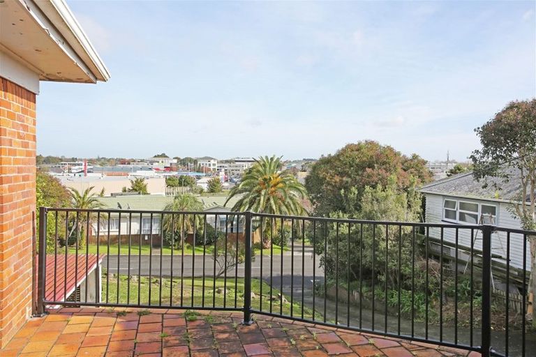 Photo of property in 16 Station Road, Pukekohe, 2120