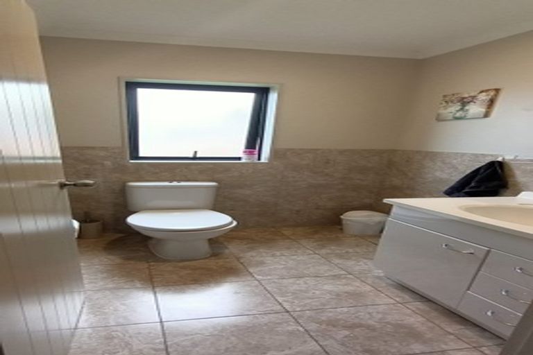 Photo of property in 25 Andover Way, Goodwood Heights, Auckland, 2105