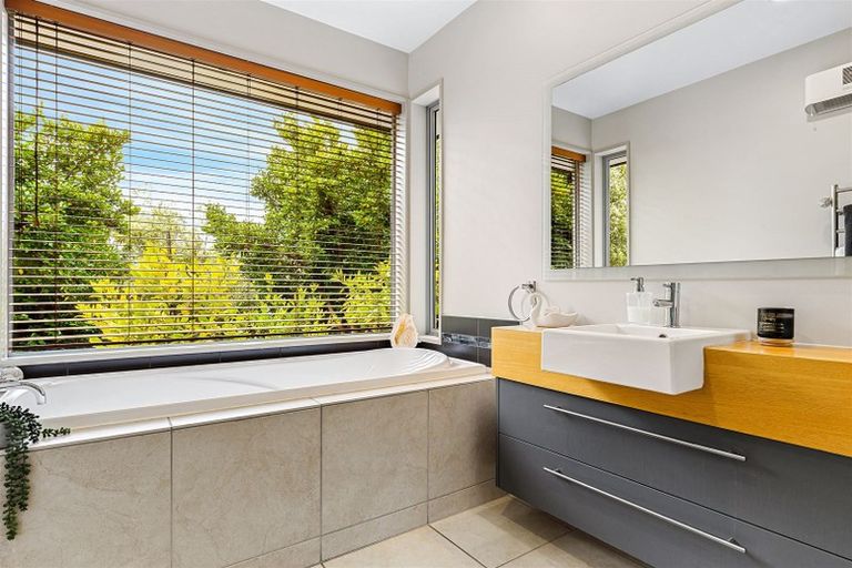 Photo of property in 32 Six Silvers Avenue, Halswell, Christchurch, 8025