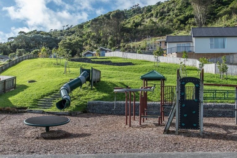 Photo of property in 62 Kakariki Grove, Waikanae, 5036