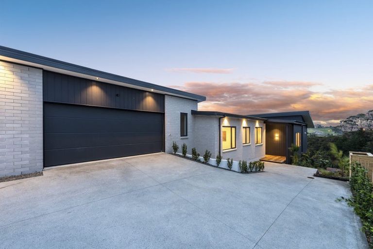 Photo of property in 42 Paparahi Place, Wainui, 0992