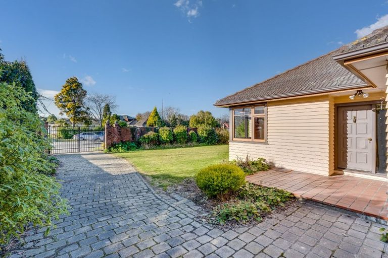 Photo of property in 131 Memorial Avenue, Burnside, Christchurch, 8053
