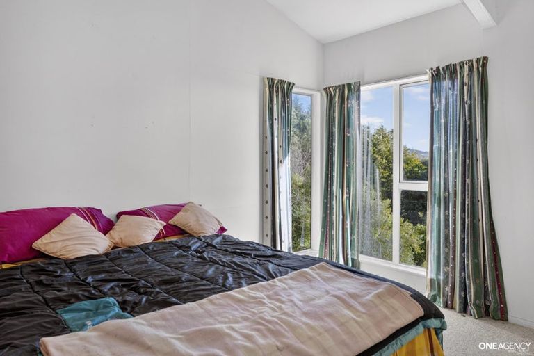 Photo of property in 129 Gloaming Hill, Titahi Bay, Porirua, 5022