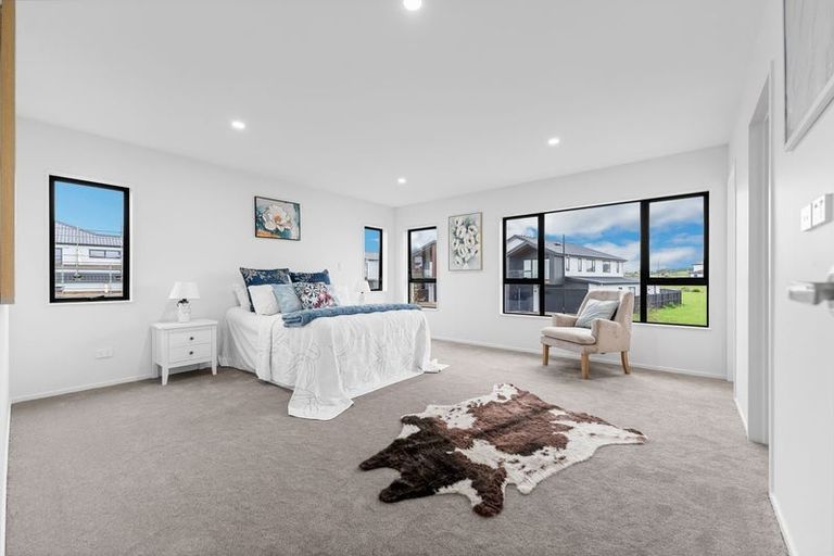 Photo of property in 11 Seagreen Avenue, Rosehill, Papakura, 2113