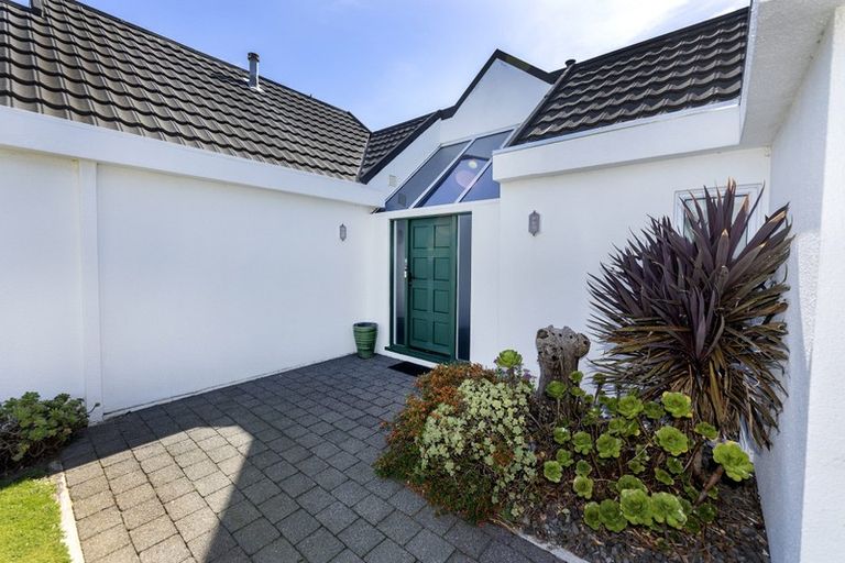 Photo of property in 1 Larsen Place, Merrilands, New Plymouth, 4312