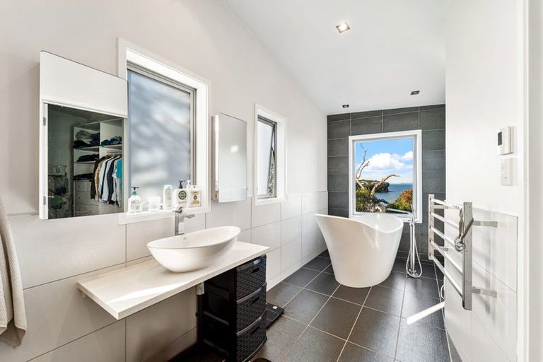 Photo of property in 30c Wade River Road, Stanmore Bay, Whangaparaoa, 0932