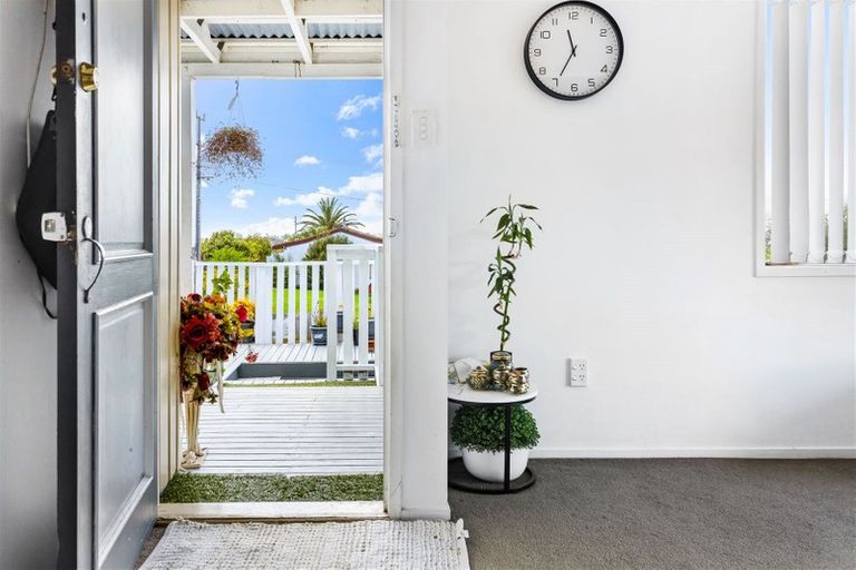 Photo of property in 1/323 Triangle Road, Massey, Auckland, 0614