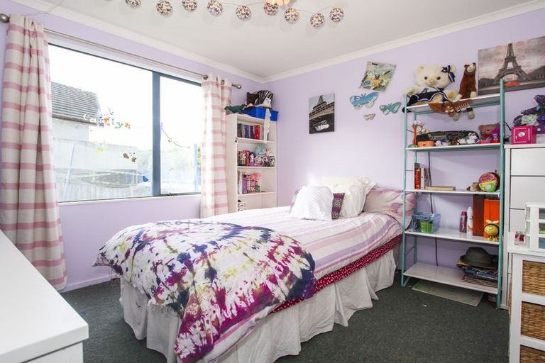 Photo of property in 18 Wallace Road, Ranui, Auckland, 0612