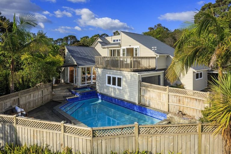 Photo of property in 8 Eucalyptus Place, Beach Haven, Auckland, 0626