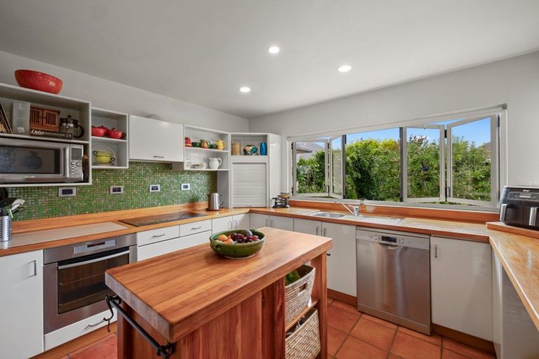 Photo of property in 3 Waiwera Place, Merrilands, New Plymouth, 4312