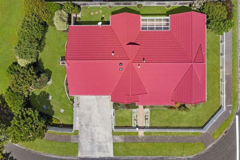 Photo of property in 2 Beech Place, Hawera, 4610