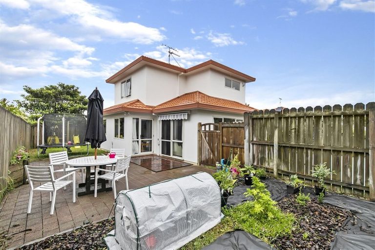 Photo of property in 2/1 Mossop Rise, Glenfield, Auckland, 0629