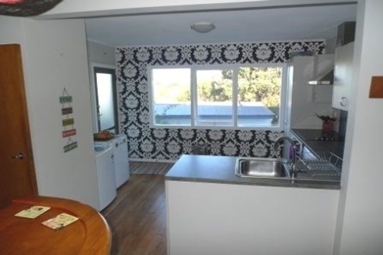 Photo of property in 92 Ruskin Road, Newlands, Wellington, 6037