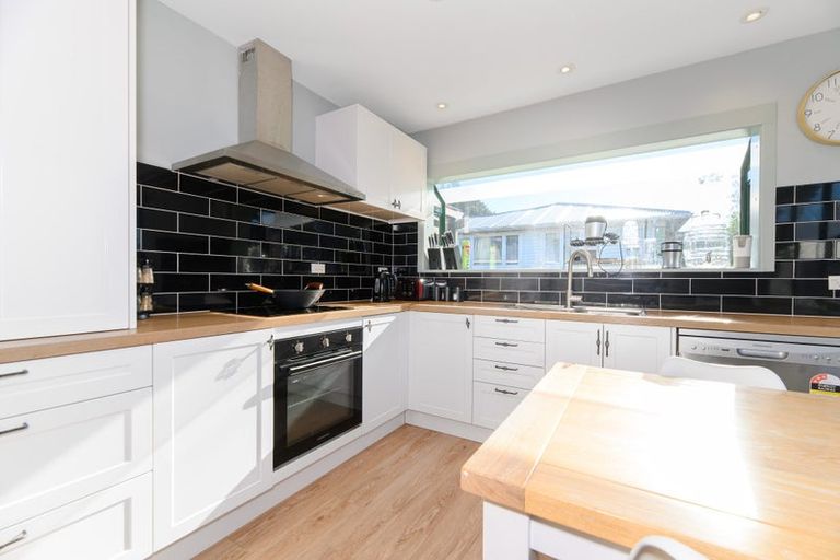 Photo of property in 9 Longburn Road, Henderson, Auckland, 0610