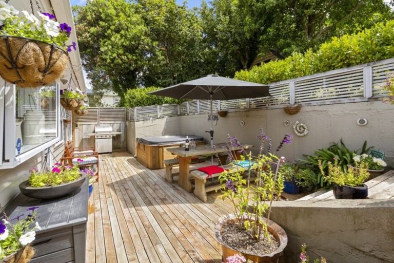 Photo of property in 76 Redwood Avenue, Tawa, Wellington, 5028