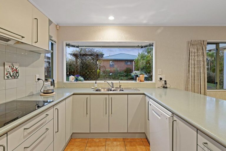 Photo of property in 14 Sunhill Road, Sunnyvale, Auckland, 0612