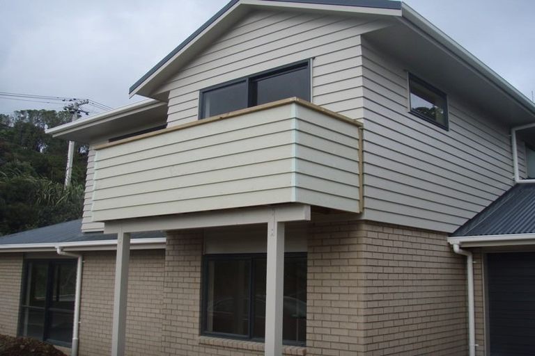 Photo of property in 32a Miles Crescent, Newlands, Wellington, 6037