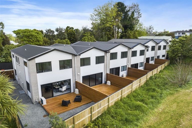 Photo of property in 10c Ballial Place, West Harbour, Auckland, 0618