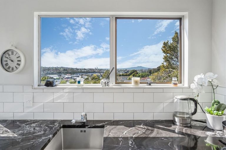 Photo of property in 2/307a Wairau Road, Totara Vale, Auckland, 0627