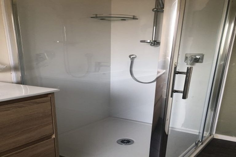 Photo of property in 44a De Havilland Drive, Goodwood Heights, Auckland, 2105