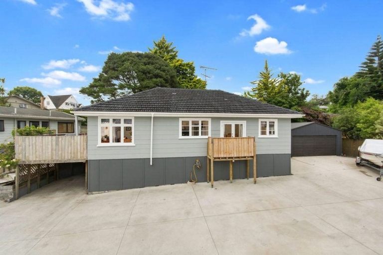 Photo of property in 70 Tirimoana Road, Te Atatu South, Auckland, 0602