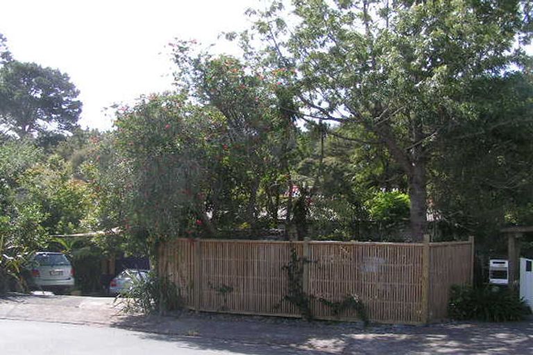Photo of property in 18 Paruru Avenue, Northcote, Auckland, 0627